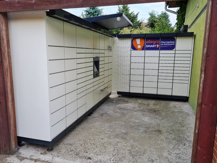 Paczkomat TRN04M Obok budynku