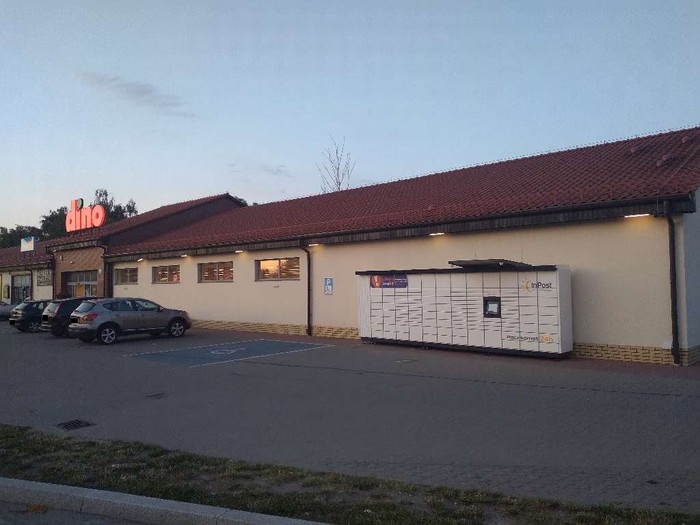 Paczkomat TRN05M Obok wejścia