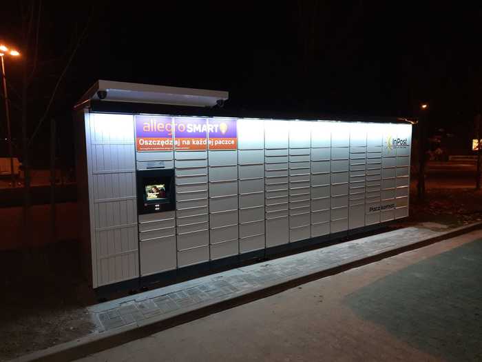 Paczkomat TRN06M Przy wjeździe na parking