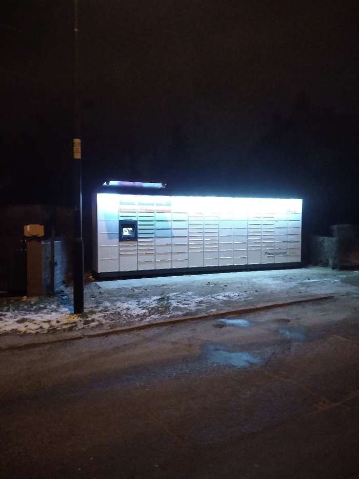 Paczkomat TRN07M Po lewej stronie posesji, od strony drogi.
