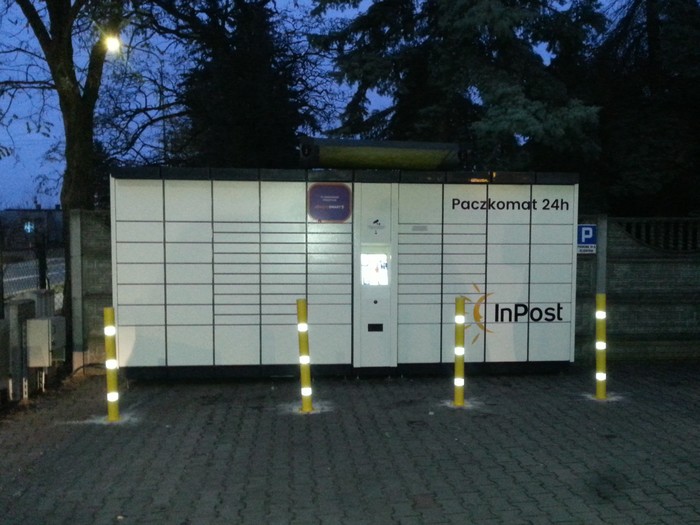 Parcel Locker TRP01A Na parkingu przy sklepie Żabka
