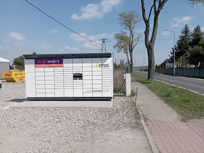 Paczkomat TRP02BAPP przy wjeździe na posesję