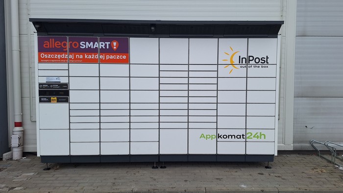 Parcel Locker TRZ02BAPP pomiędzy Action a Bricomarche