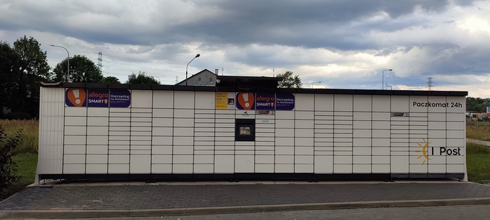 Paczkomat TRZ04M Za sklepem Lidl
