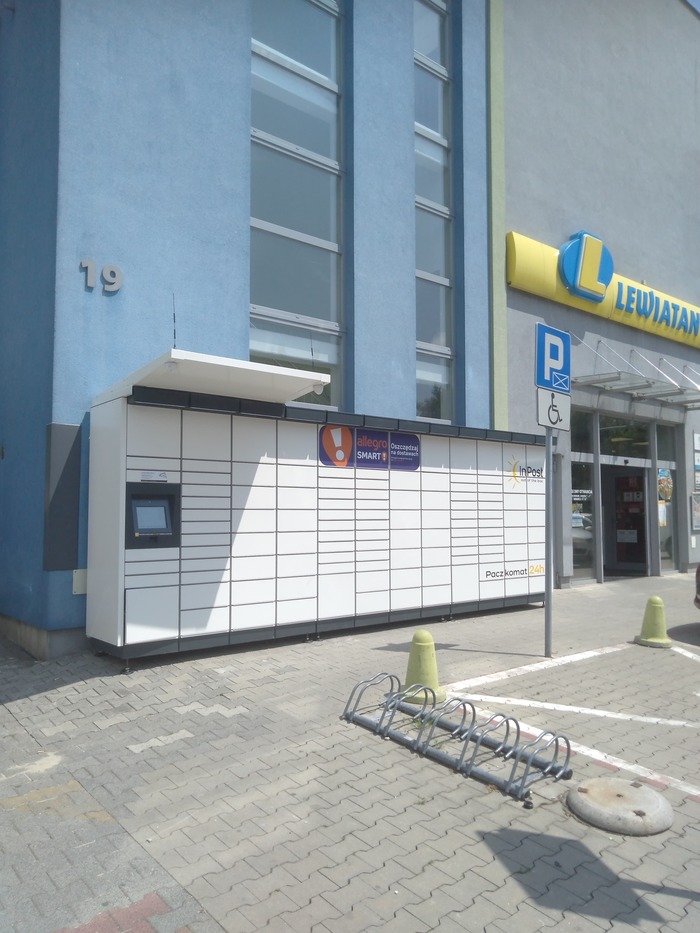 Поштомат TRZ07M na parkingu sklepu Lewiatan