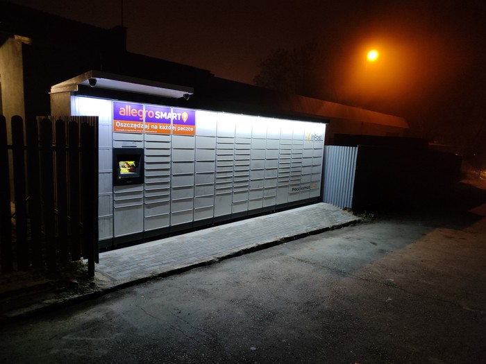 Parcel Locker TRZ09M przed budynkiem siłowni, po prawej stronie krytej pływalni Aqua Planet