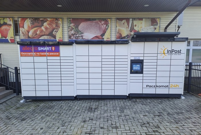 Paczkomat TRZA01M Przy budynku z frontu