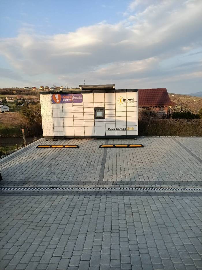 Paczkomat TTW01M na parkingu samochodowym