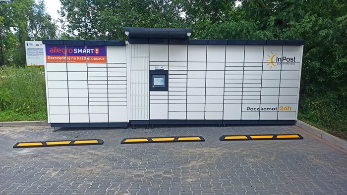 Paczkomat TUA01M przy sklepie spożywczym