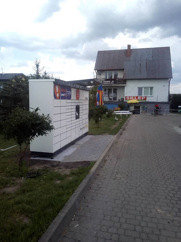 Paczkomat TUK01M Na parkingu