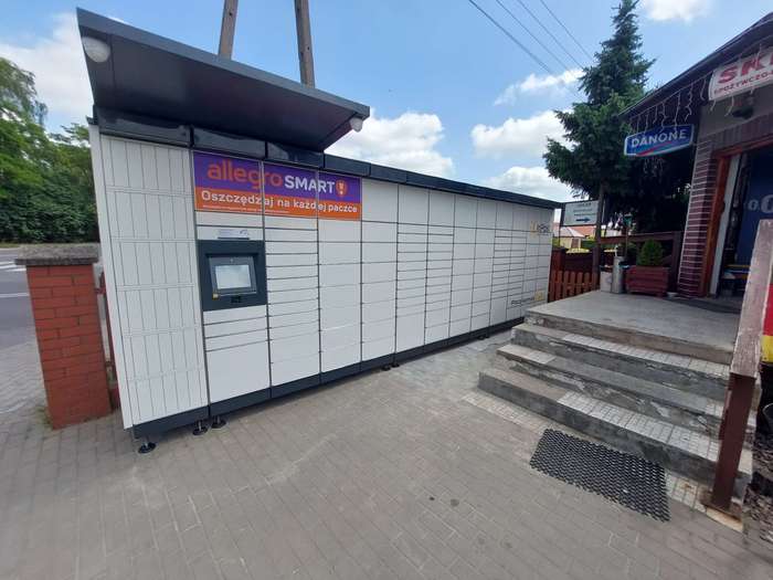 Parcel Locker TUQ01M przy sklepie spożywczym