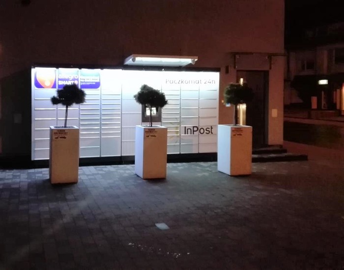 Paczkomat TUR01M Parking przy budynku handlowym