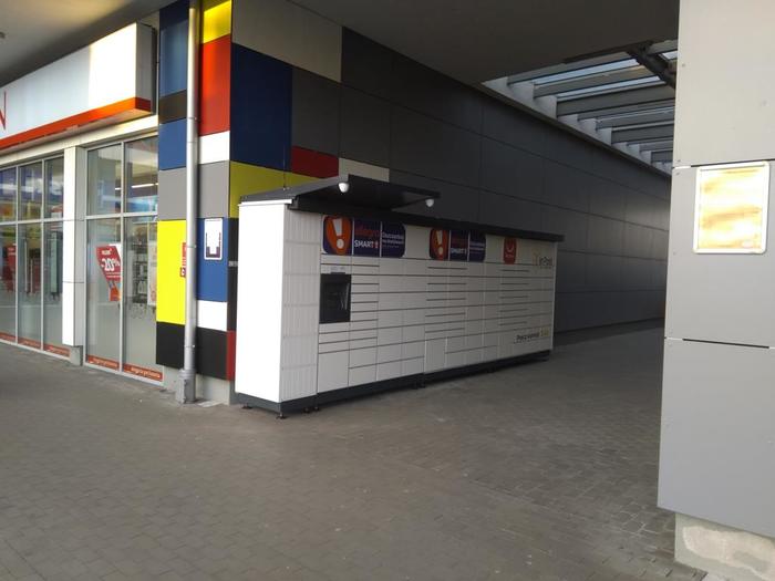 Paczkomat TUR02M Przy budynku CH Karuzela