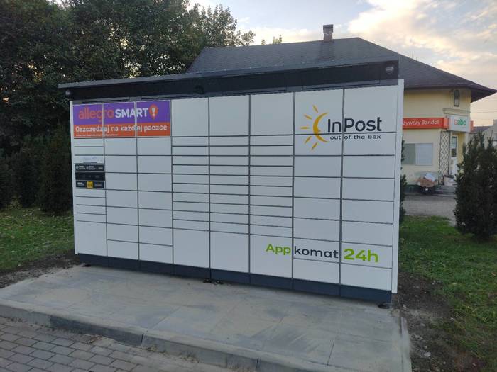 Paczkomat TURZ01BAPP Na parkingu