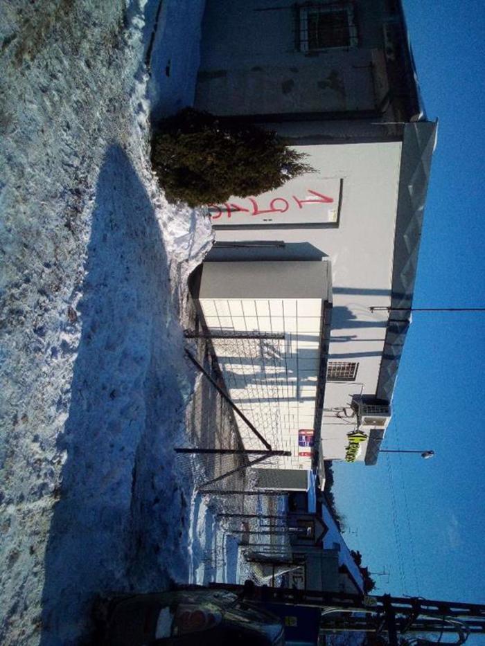 Paczkomat TUS01M Przy lewej ścianie marketu Carrefour Express