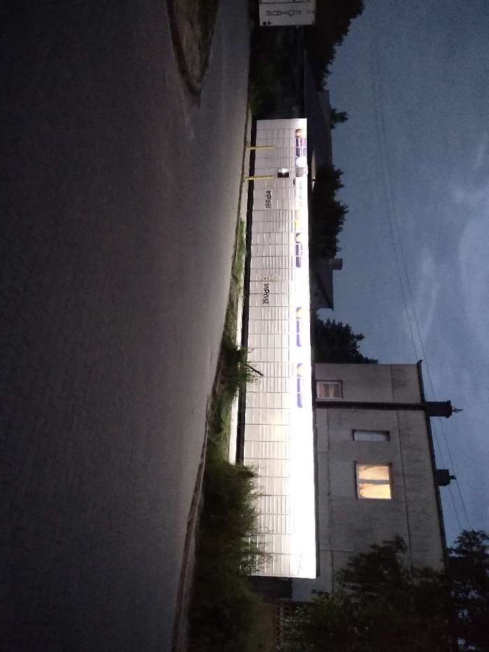 Paczkomat TUS02N Przy wjeździe na teren sklepu Netto