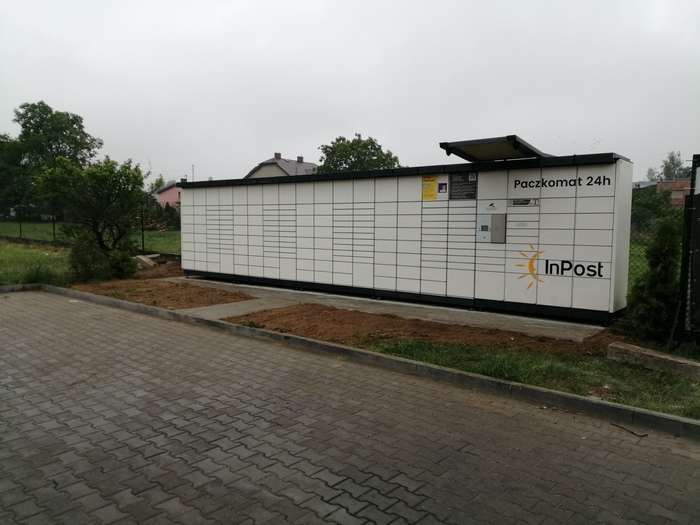 Paczkomat TUS03N Na parkingu myjni bezdotykowej