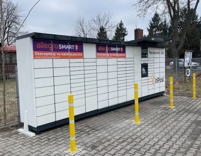 Paczkomat TUWQ01M parking przed sklepem