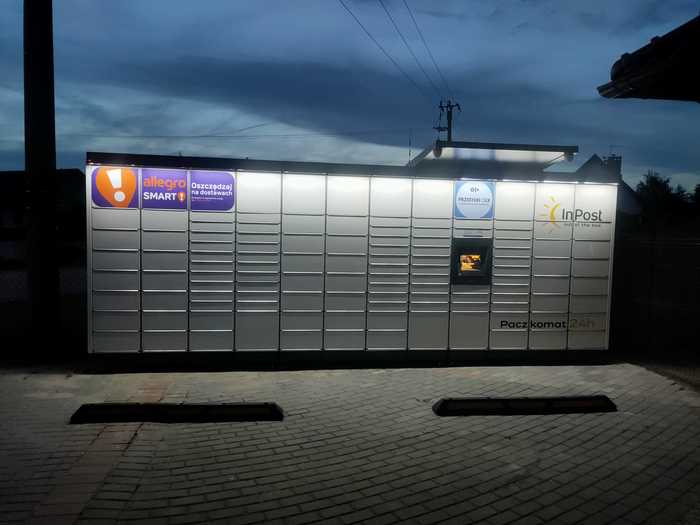 Paczkomat TUZ01M na parkingu marketu Bis