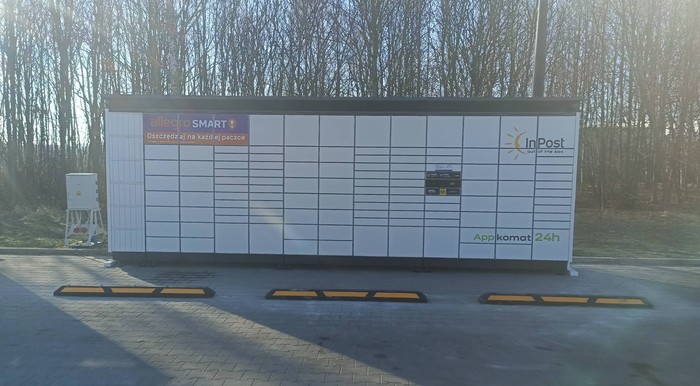 Parcel Locker TYC03BAPP na wjeździe do centrum handlowego od ulicy Czarnej