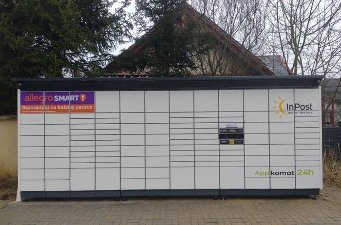 Paczkomat TYC04BAPP U zbiegu ulic Palmowej Czułów