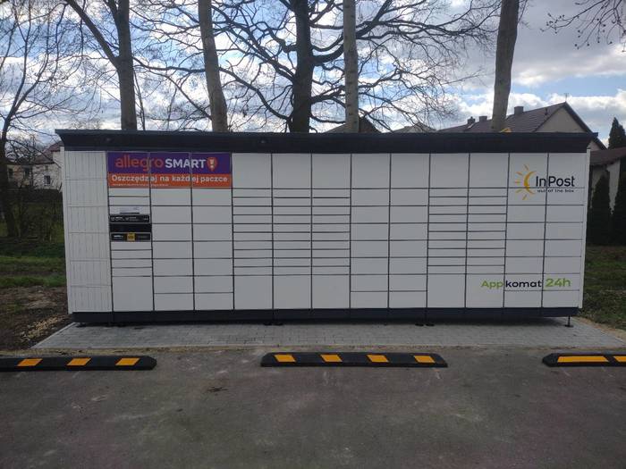 Paczkomat TYC07BAPP na parkingu