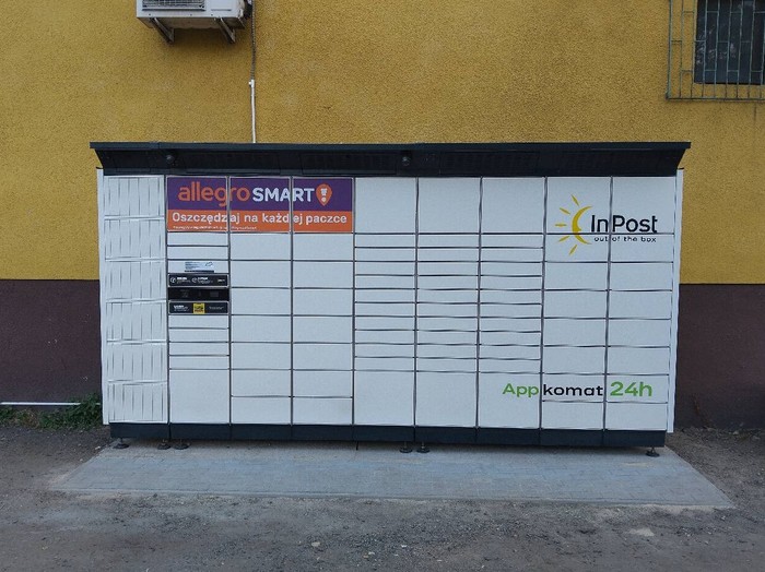 Paczkomat TYC08BAPP na parkingu sklepu Groszek
