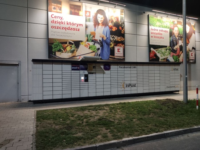 Поштомат TYC08N Na parkingu, po prawej stronie od wejścia do sklepu Kaufland