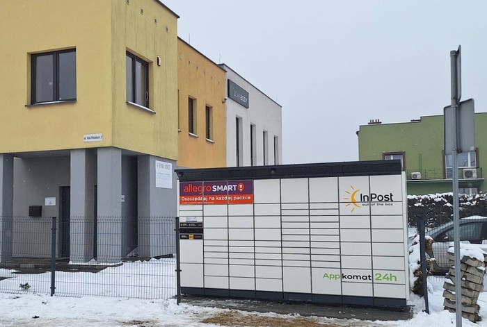 Paczkomat TYC09BAPP przy budynku