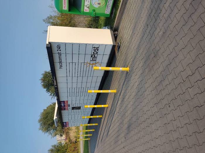 Parcel Locker TYC09M na parkingu obok sklepu