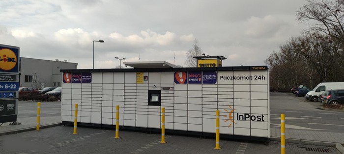 Поштомат TYC10M Na parkingu sklepu Lidl