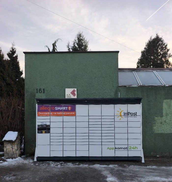 Paczkomat TYC11BAPP pod ścianą budynku
