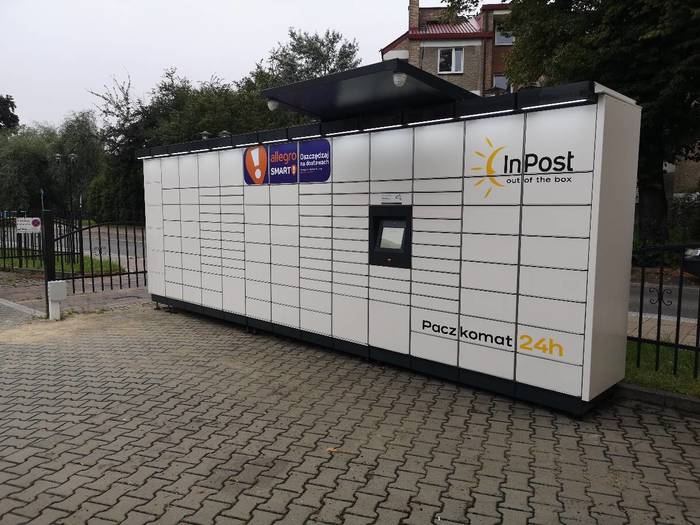 Paczkomat TYC11M na parkingu