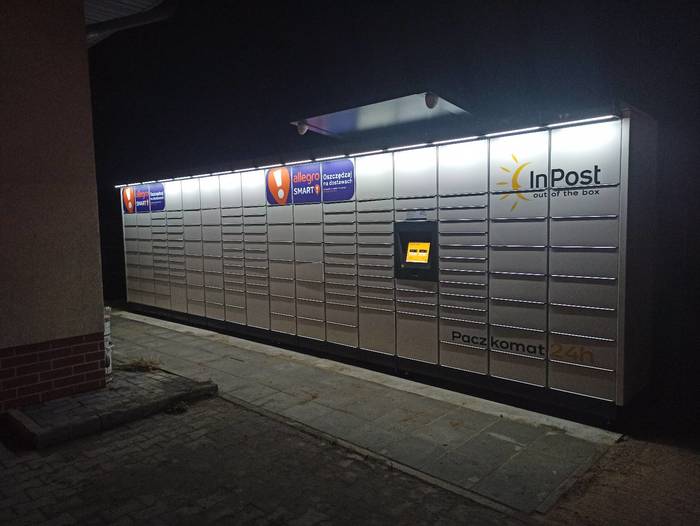 Parcel Locker TYC14M obok bocznej ściany sklepu