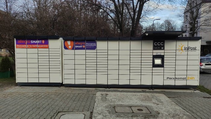 Paczkomat TYC15M Przed budynkiem