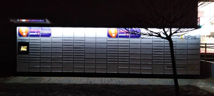 Paczkomat TYC18M pomiędzy Rossmannem a Biedronką