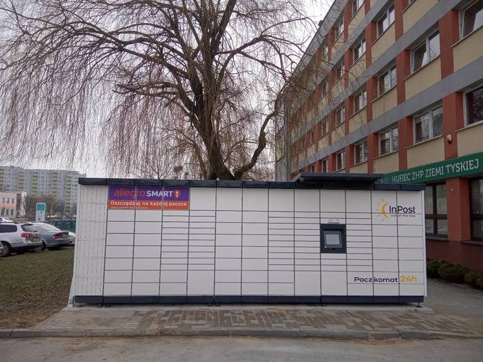 Parcel Locker TYC39M przed budynkiem