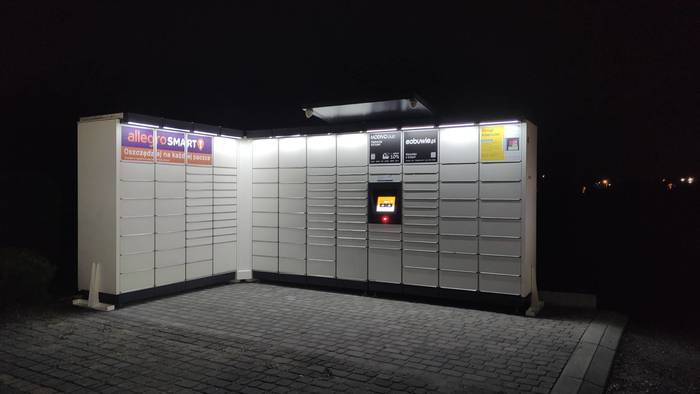 Paczkomat TYC44M przy parkingu