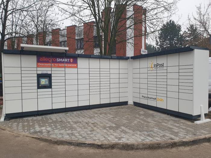 Paczkomat TYC45M na parkingu przy parafii św. Krzysztofa, przy wejściu do świetlicy środowiskowej