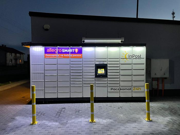 Paczkomat TZA01M parking przed sklepem
