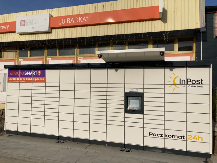 Paczkomat UDN01M Przed sklepem