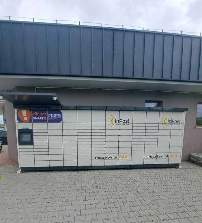 Paczkomat UJA01M Stacja Paliw Lotan, przy ścianie po prawej stronie