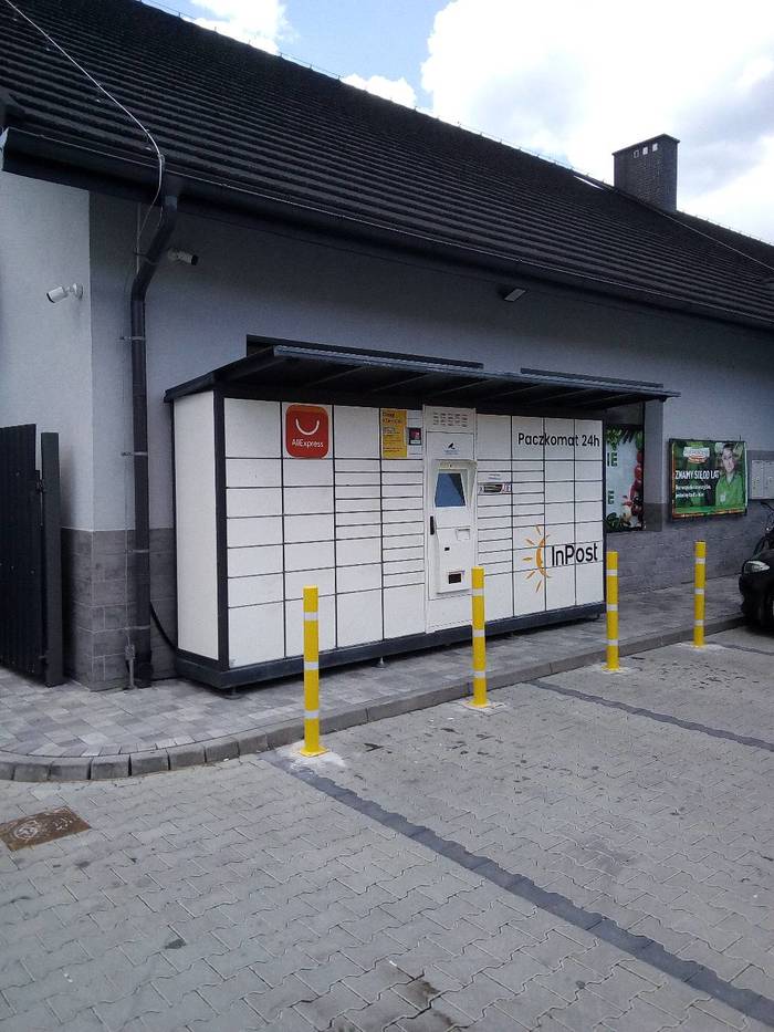 Parcel Locker UJL01G przed sklepem