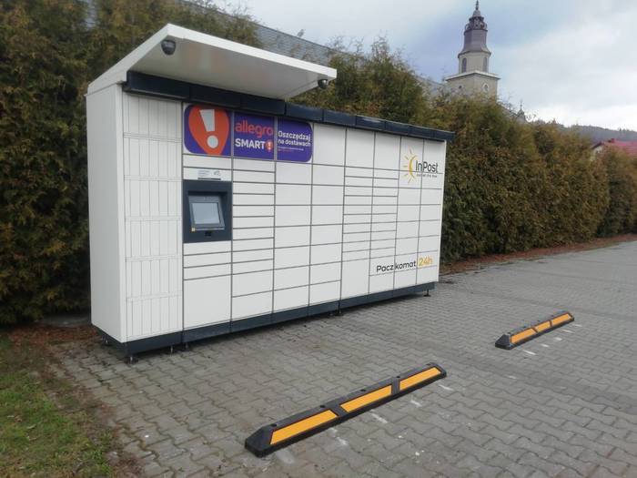 Paczkomat UJL01M parking obok stacji