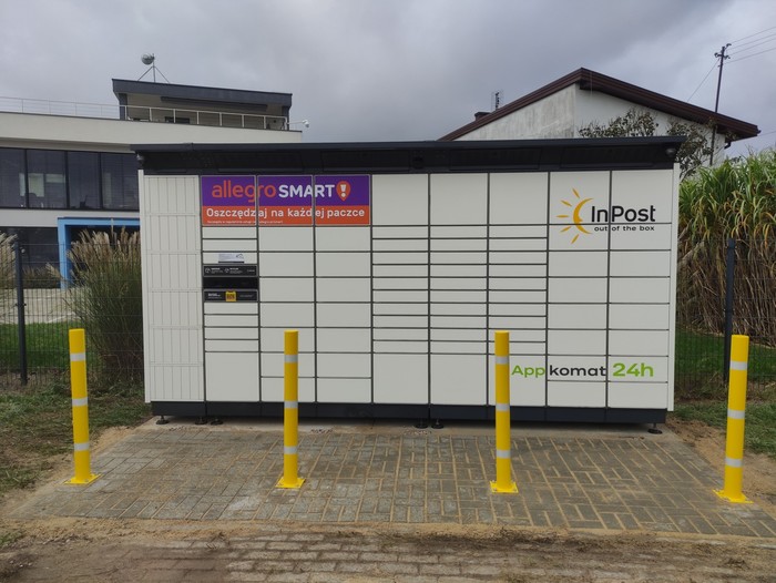 Paczkomat UJR01BAPP przed siedzibą Emalco