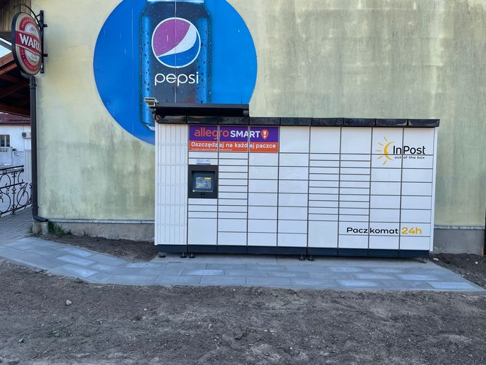 Paczkomat UKT01M przy sklepie spożywczym