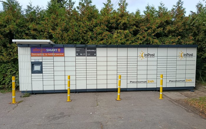 Paczkomat ULM01M na parkingu
