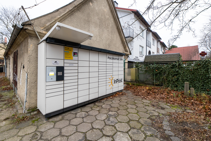 Paczkomat USK01N Na parkingu przy kancelarii notarialnej