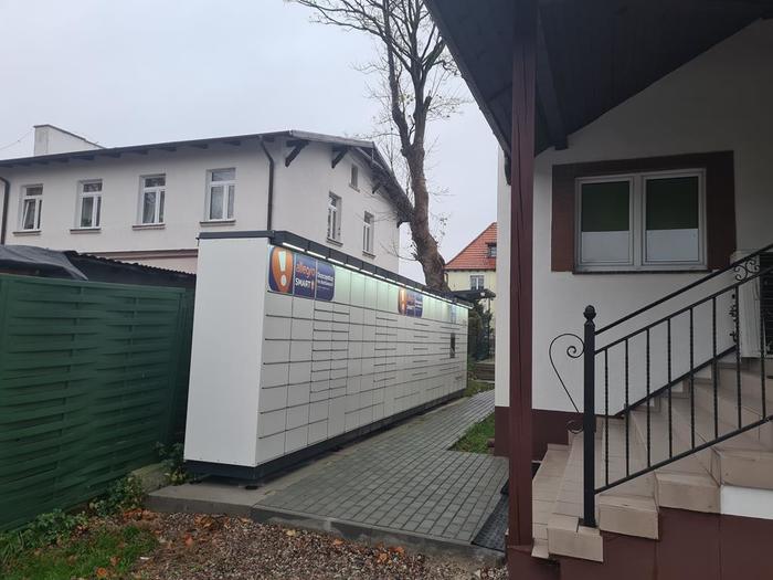 Paczkomat USK05M Przy aptece Stokrotka oraz sklepie rowerowym Kawisbike