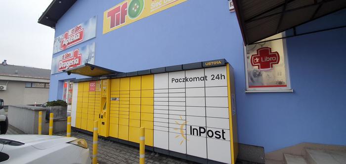 Parcel Locker UST01A Przy pawilonie handlowym, obok apteki Dr LIBRO